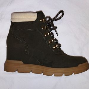 Doctor Scholl's Women's Wedge Boots size 6M Dark Green Sustainable Comfort